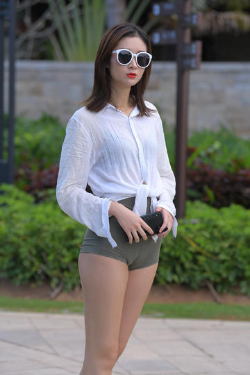 我将淫荡老妈压在床上