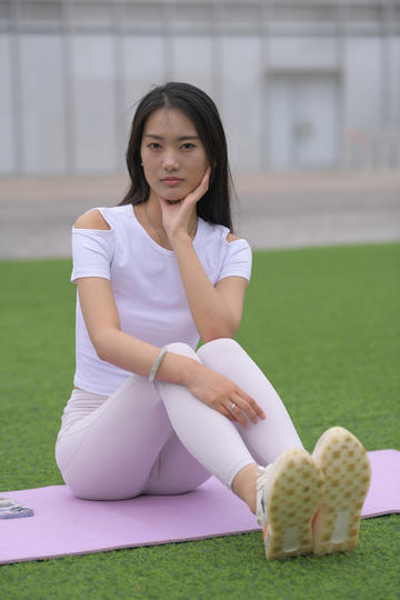 扒开老熟女黑毛